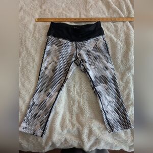 Nike dri-fit sz S black and white cropped leggings
